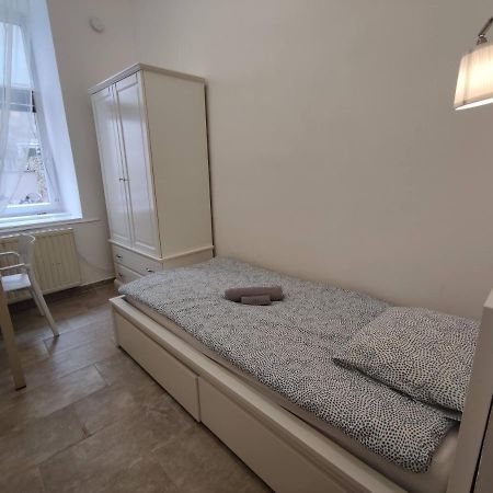 Room With Privat Shower In 3 Rooms Apartment Вена Экстерьер фото