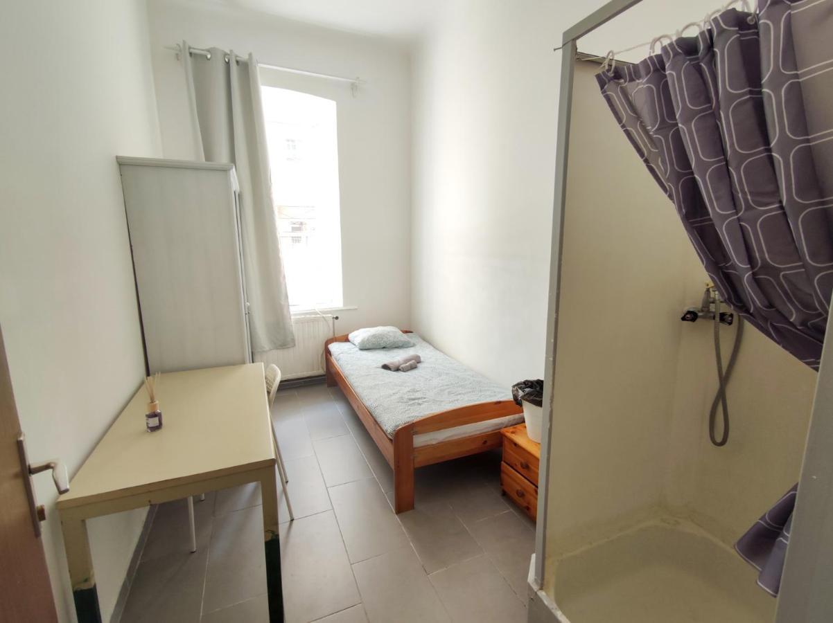 Room With Privat Shower In 3 Rooms Apartment Вена Экстерьер фото