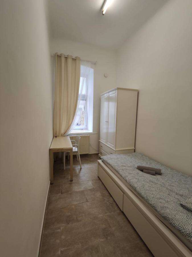 Room With Privat Shower In 3 Rooms Apartment Вена Экстерьер фото