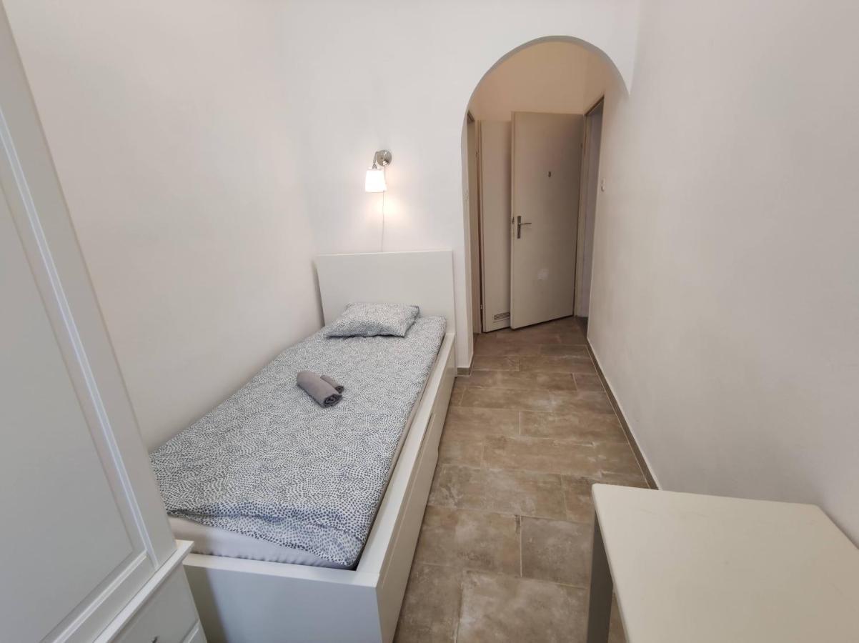 Room With Privat Shower In 3 Rooms Apartment Вена Экстерьер фото